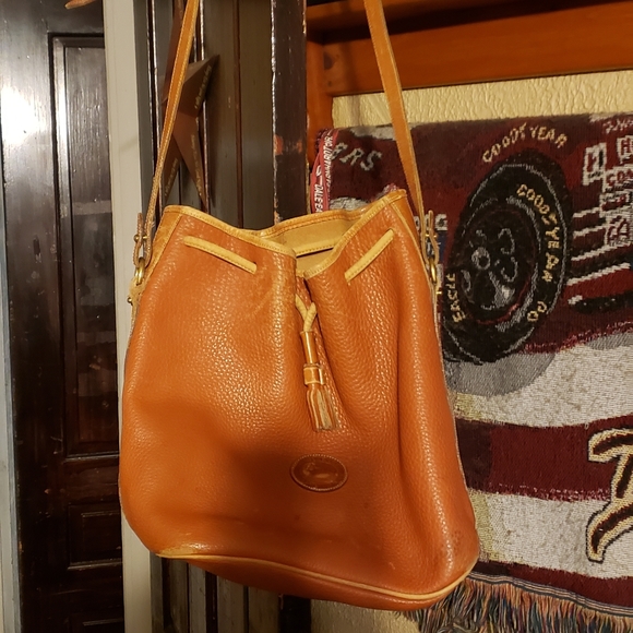 Dooney & Bourke Handbags - Vintage pre loved dooney and bourke bucket bag